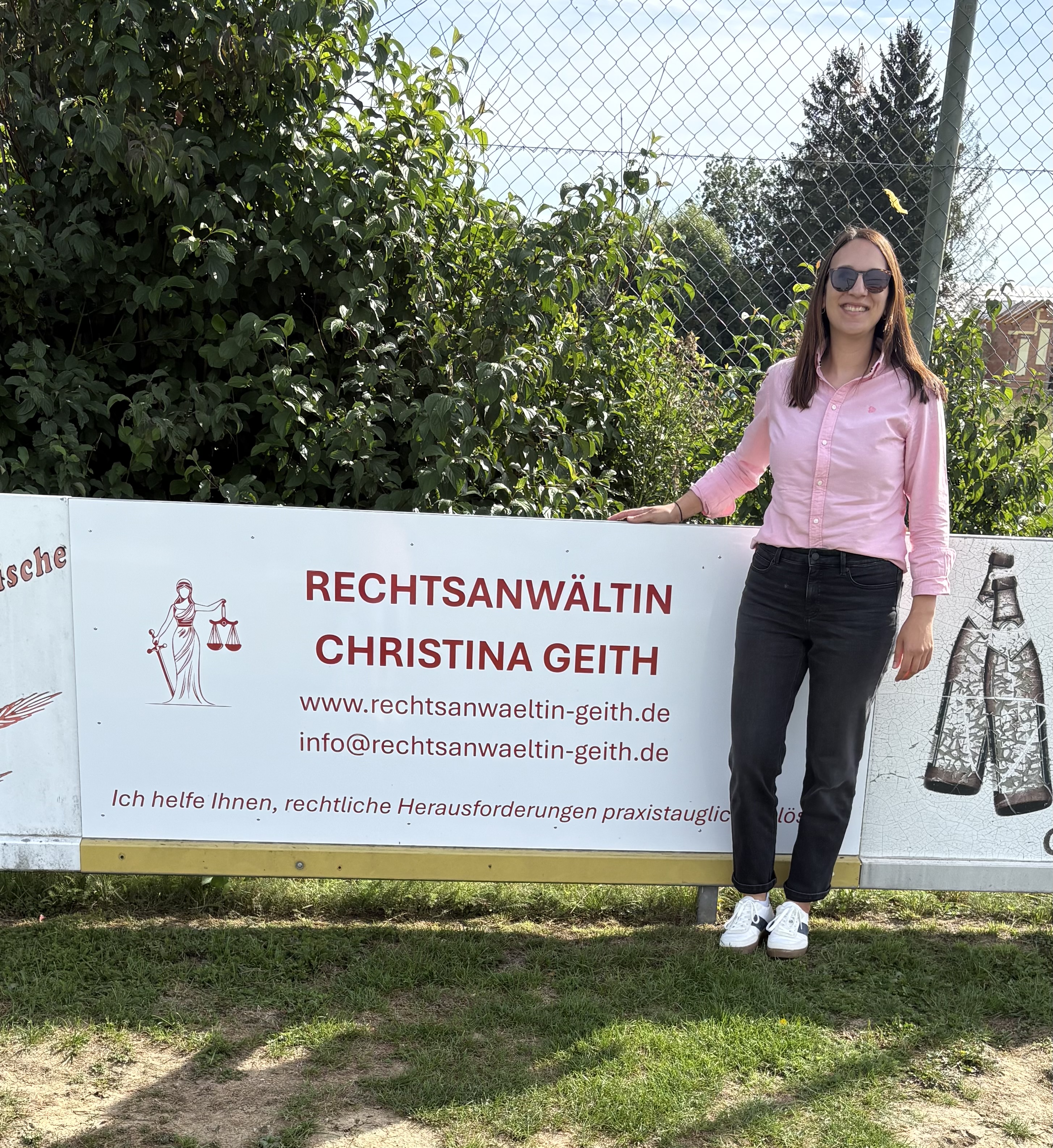 Bandenwerbung für Rechtsanwältin Christina Geith am Sportplatz